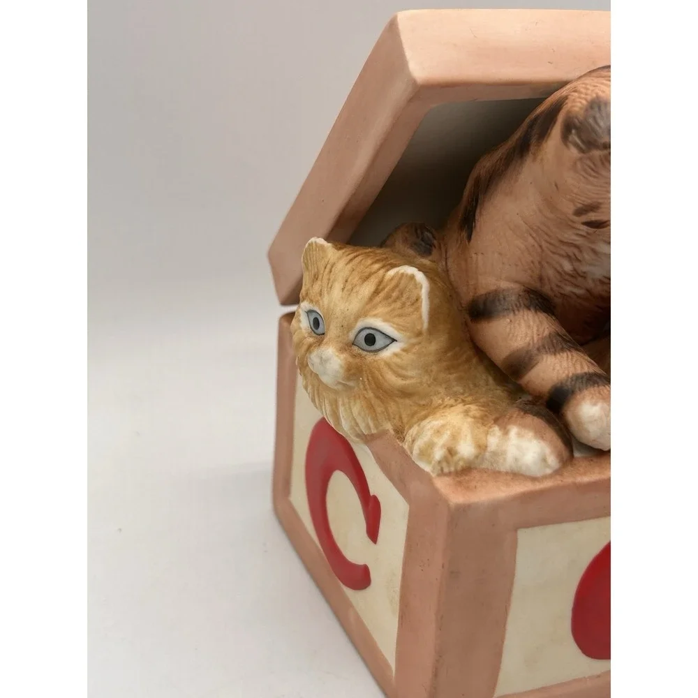 Vintage 1981 MANN Cats In The Box Ceramic Music‎ Box
